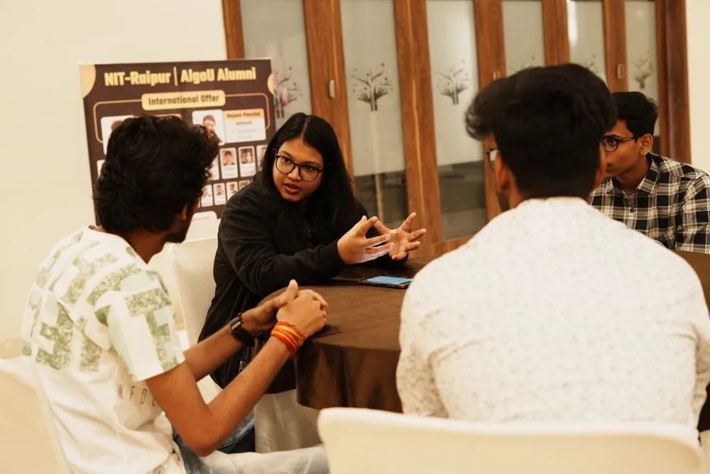 AlgoUniversity alumni discussing offers at an Accelerator Camp session